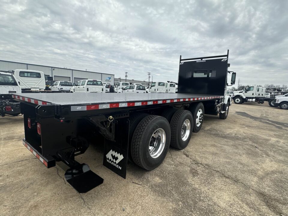 Warren 24.5′ Lumber Flatbed with Moffett Kit for heavy-duty lumber transport