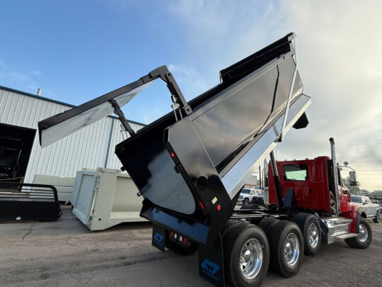 Hydraulic high-lift tailgate in raised dumping position